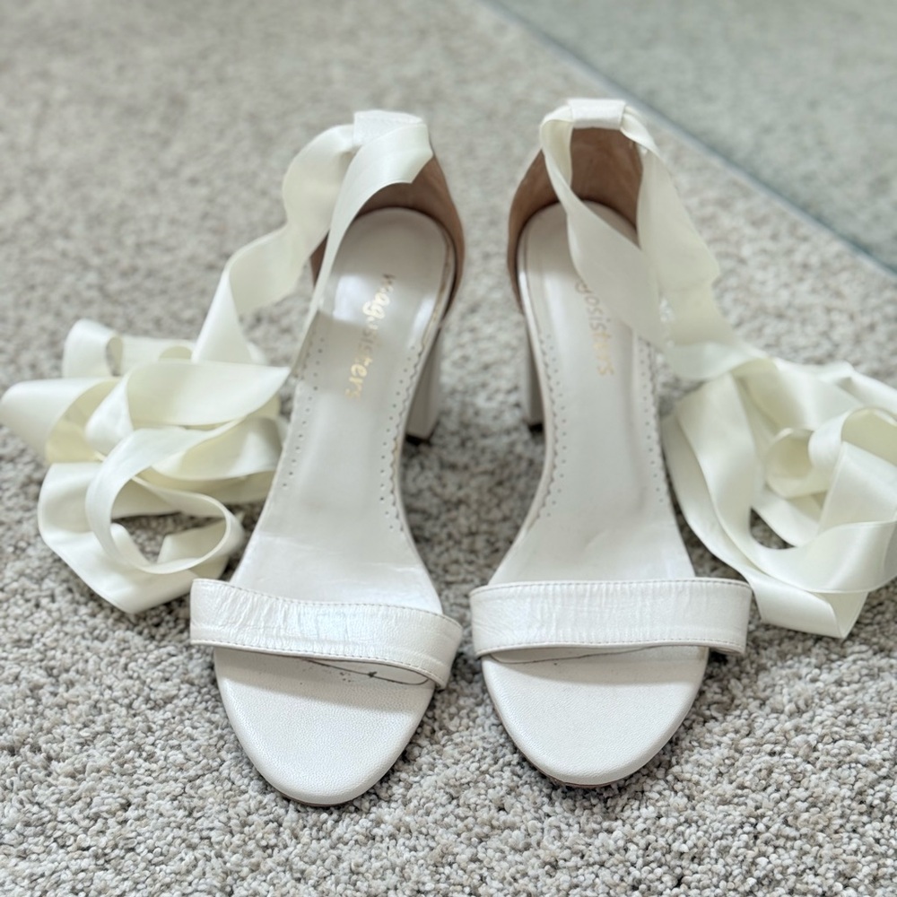 Chic White Satin Heels for Formal Occasions
